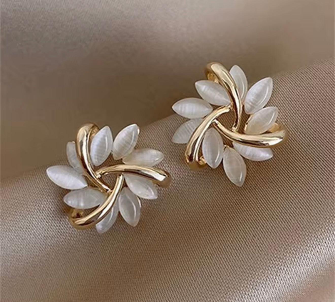 Pearly floral earrings