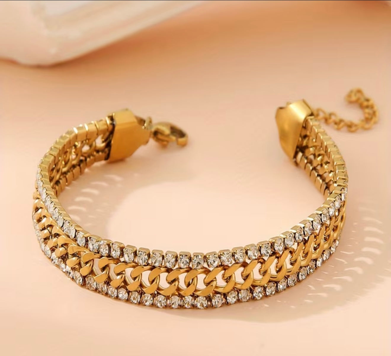 Sparkling linked chain bracelet