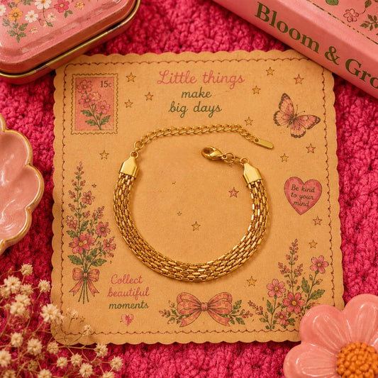 Delicate golden chain bracelet